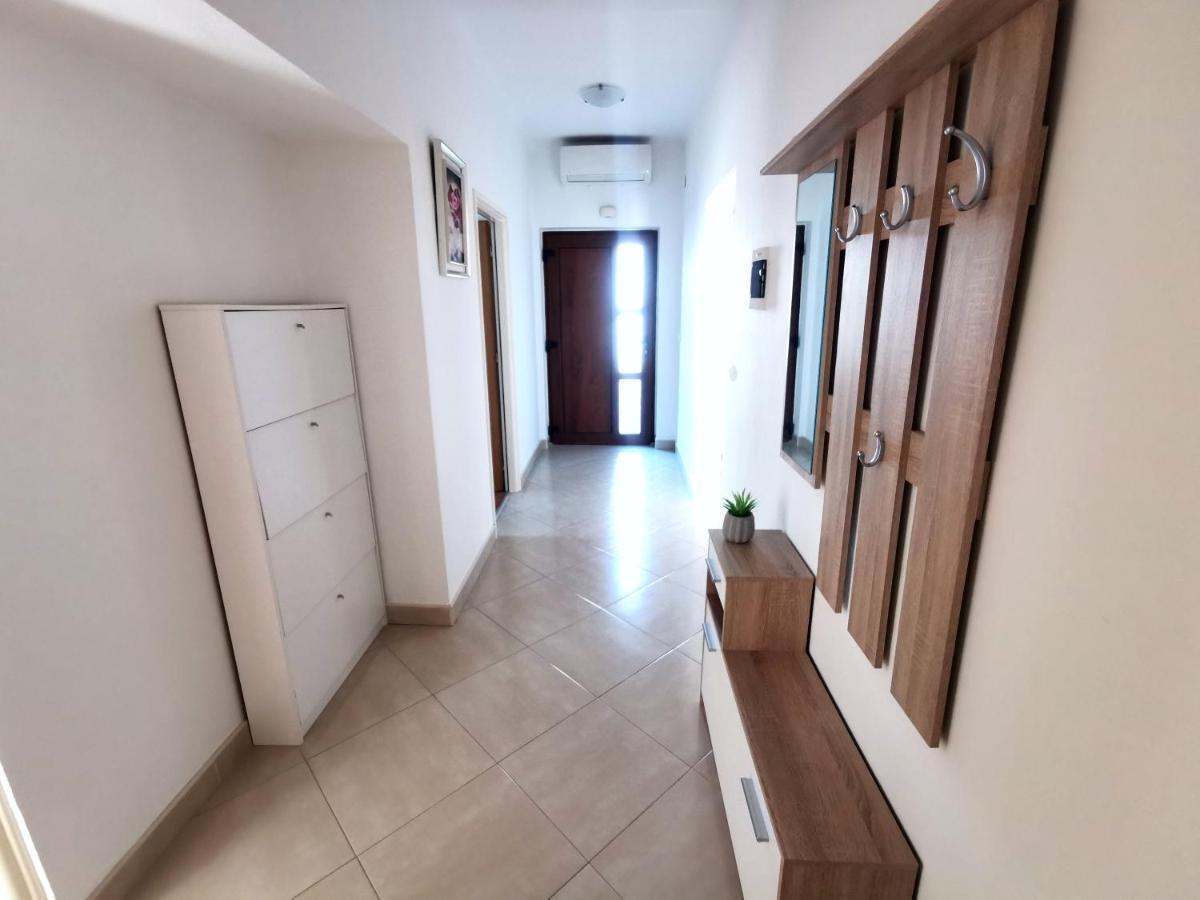 Parun Apartment พูลา ภายนอก รูปภาพ